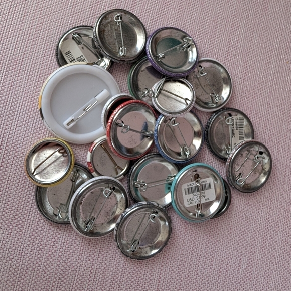 Random fandom pins - Picture 2 of 2